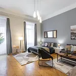 Spacious & Cozy Downtown With Balcony * ブダペスト