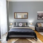 Spacious & Cozy Downtown With Balcony *