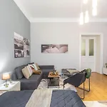 Spacious & Cozy Downtown With Balcony * ブダペスト