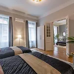 Spacious & Cozy Downtown With Balcony アパート