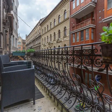 Апартаменты Spacious & Cozy Downtown With Balcony *