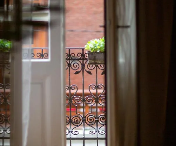Spacious & Cozy Downtown With Balcony Будапешт