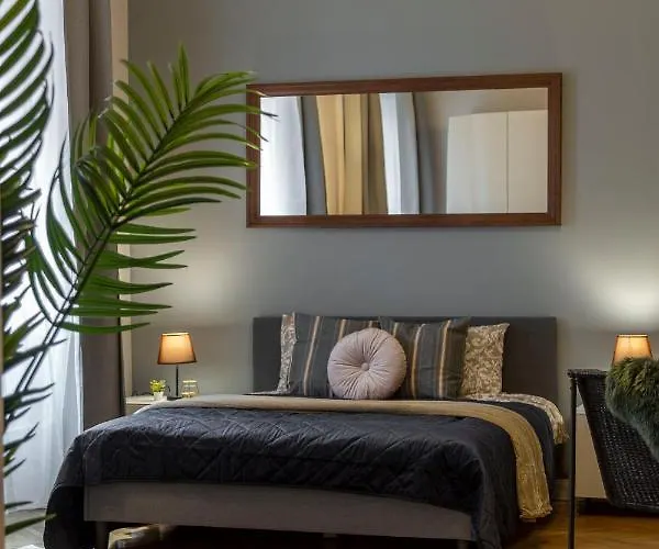 Апартаменты Spacious & Cozy Downtown With Balcony