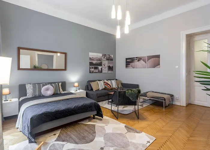 Spacious & Cozy Downtown With Balcony Апартаменты *