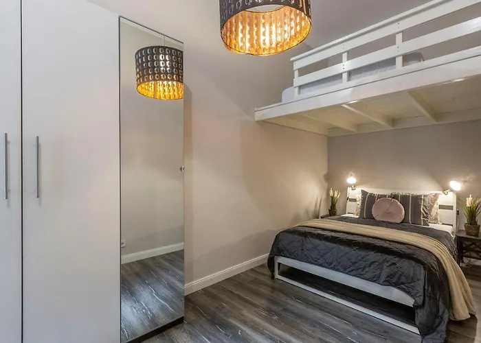 Spacious & Cozy Downtown With Balcony *