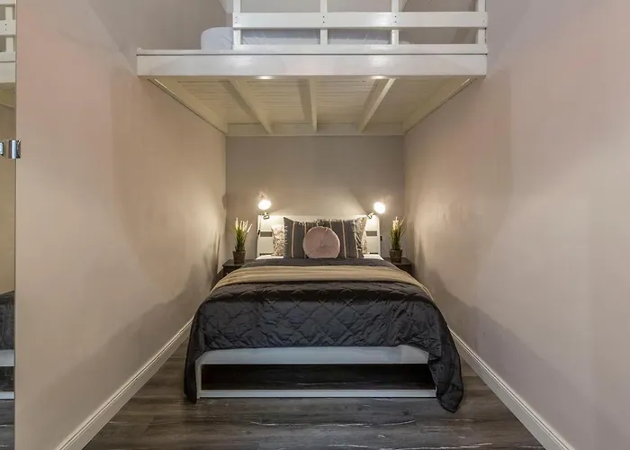 Spacious & Cozy Downtown With Balcony * Будапешт