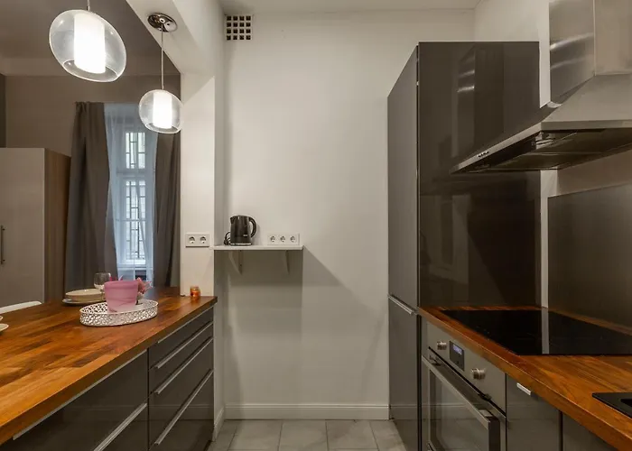 Spacious & Cozy Downtown With Balcony Апартаменты Будапешт