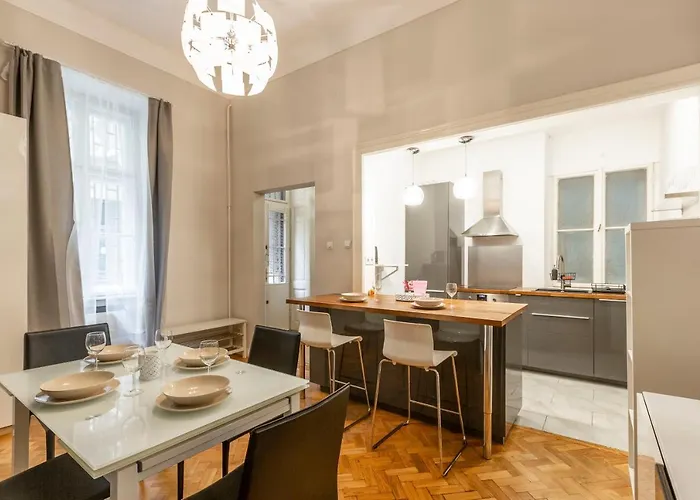 Spacious & Cozy Downtown With Balcony Апартаменты Будапешт