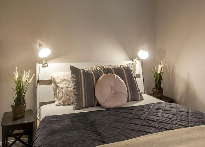 Spacious & Cozy Downtown With Balcony * Будапешт