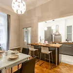 Spacious & Cozy Downtown With Balcony Lägenhet Budapest