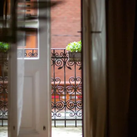 Spacious & Cozy Downtown With Balcony Budapeste