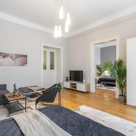 Spacious & Cozy Downtown With Balcony * 布达佩斯