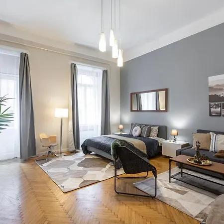 Spacious & Cozy Downtown With Balcony * 布达佩斯