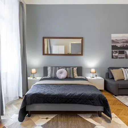 Spacious & Cozy Downtown With Balcony *