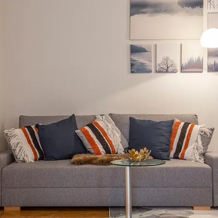 Apartment Spacious & Cozy Downtown With Balcony