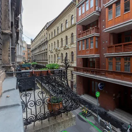 Apartment Spacious & Cozy Downtown With Balcony