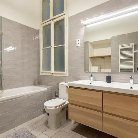 Spacious & Cozy Downtown With Balcony 公寓 布达佩斯