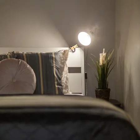 公寓 Spacious & Cozy Downtown With Balcony 布达佩斯