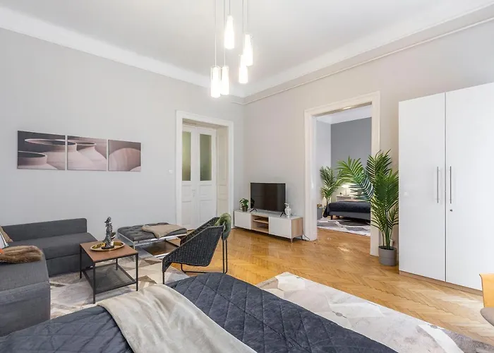 Spacious & Cozy Downtown With Balcony * ブダペスト
