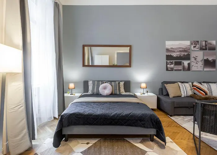 Spacious & Cozy Downtown With Balcony *