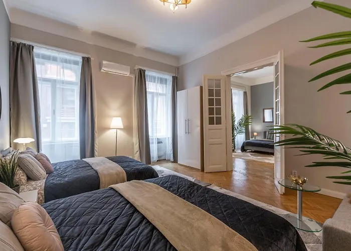 Spacious & Cozy Downtown With Balcony Lejlighed