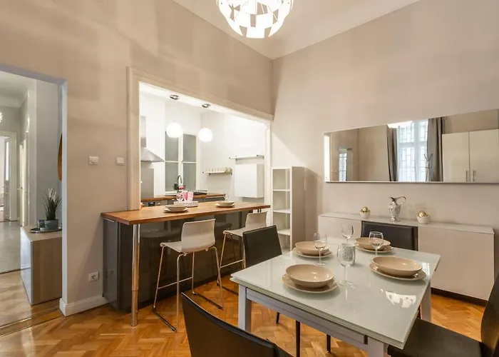 アパート Spacious & Cozy Downtown With Balcony