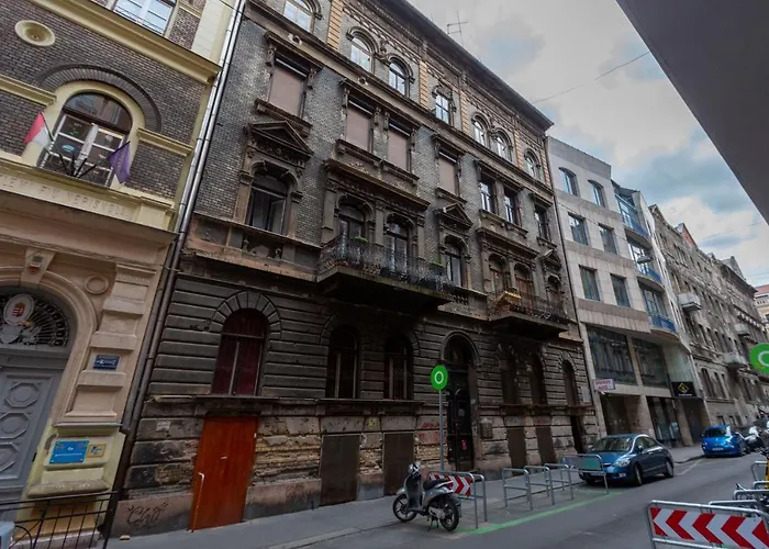 Spacious & Cozy Downtown With Balcony *