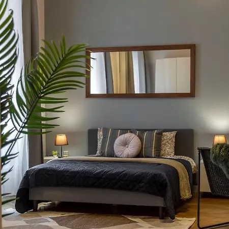 Apartament Spacious & Cozy Downtown With Balcony