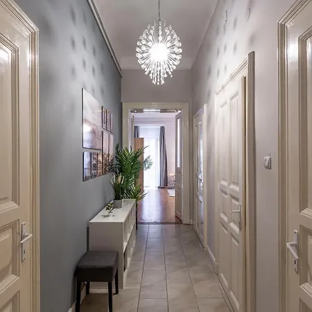 Spacious & Cozy Downtown With Balcony Budapest