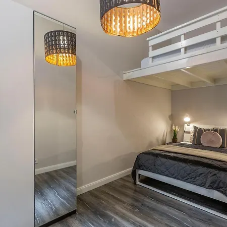 Spacious & Cozy Downtown With Balcony *