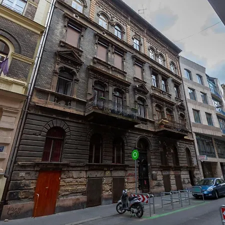 Spacious & Cozy Downtown With Balcony *