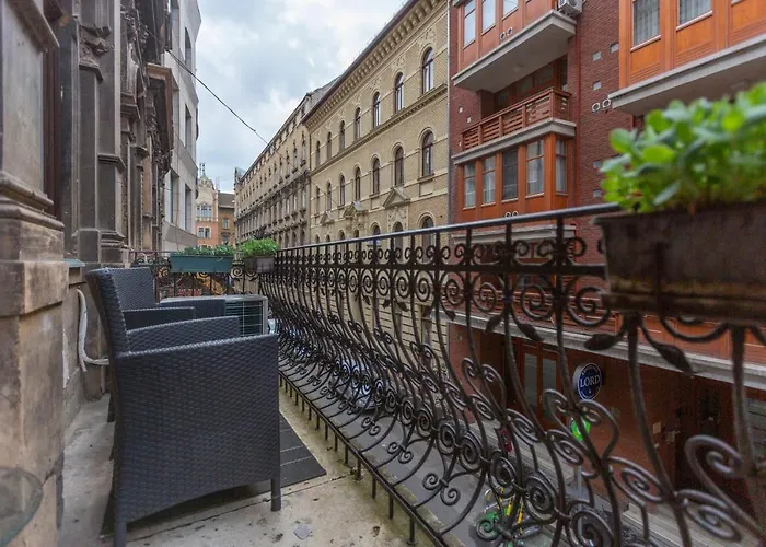 아파트 Spacious & Cozy Downtown With Balcony *