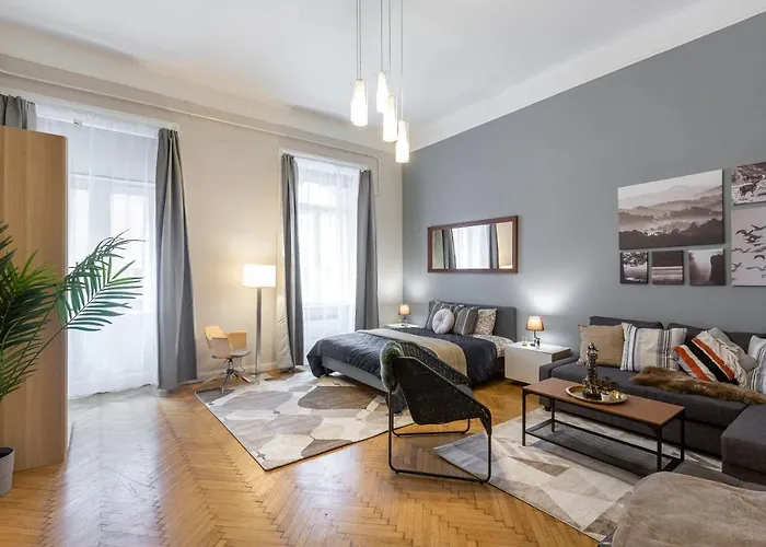 Spacious & Cozy Downtown With Balcony * 부다페스트