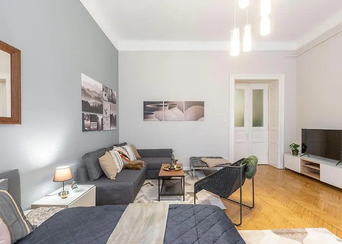 Spacious & Cozy Downtown With Balcony * 부다페스트