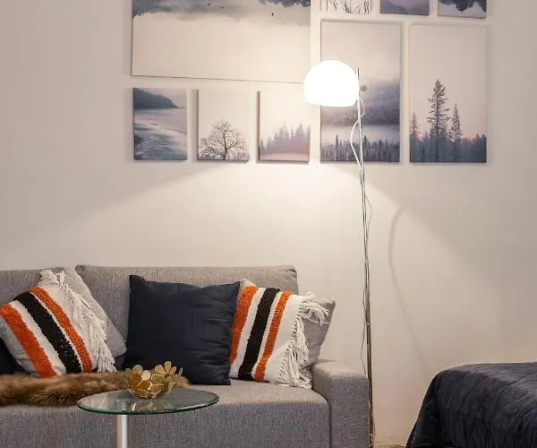 Spacious & Cozy Downtown With Balcony 아파트