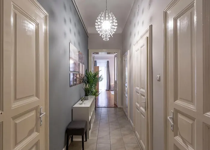 Spacious & Cozy Downtown With Balcony 부다페스트