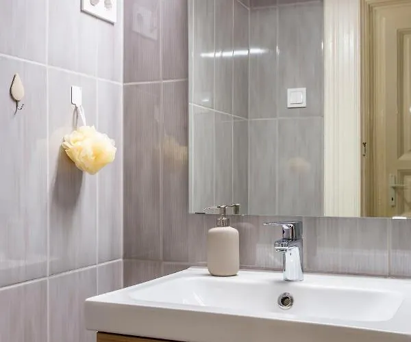아파트 Spacious & Cozy Downtown With Balcony 부다페스트
