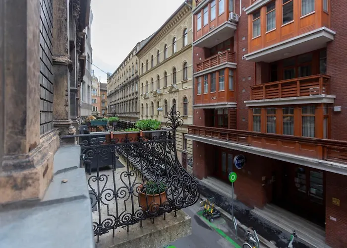 아파트 Spacious & Cozy Downtown With Balcony