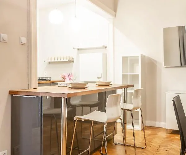 Spacious & Cozy Downtown With Balcony 부다페스트