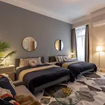 Spacious & Cozy Downtown With Balcony Daire Budapeşte