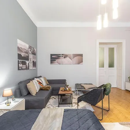 Spacious & Cozy Downtown With Balcony * Boedapest